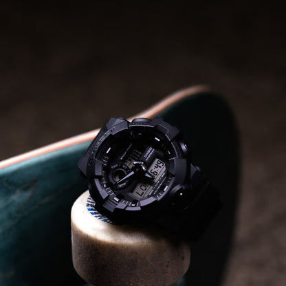 Stoßfeste Herrenuhr, schwarze Lünette mit Digitalfenster und Bedienelementen