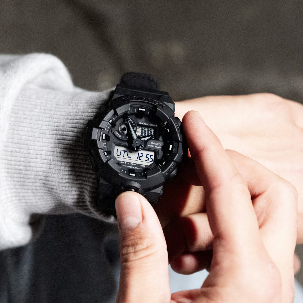 Stöttålig herrklocka i svart med digital display och svart armband