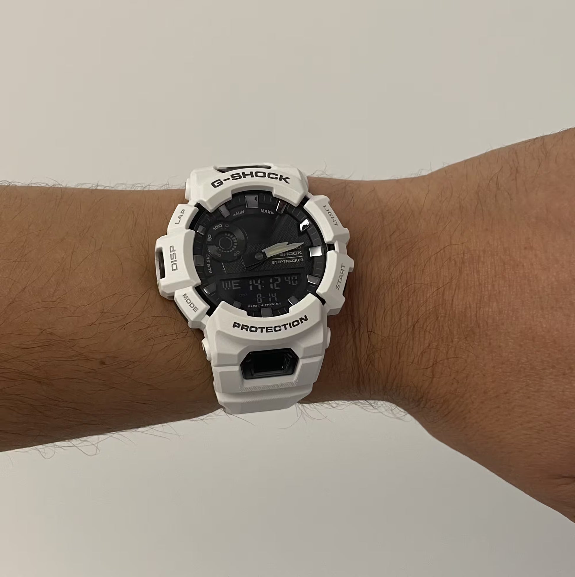 Casio G-Shock herrklocka med vitt armband och svart urtavla på handleden