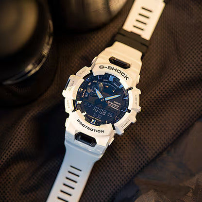 Casio G-Shock herrklocka med vitt armband och blå urtavla sedd från sidan