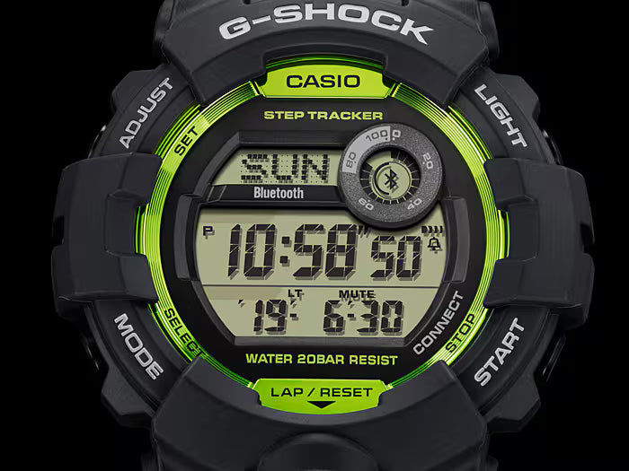 G-Shock digitalklocka med Bluetooth-display, svart med grön ring på boetten.