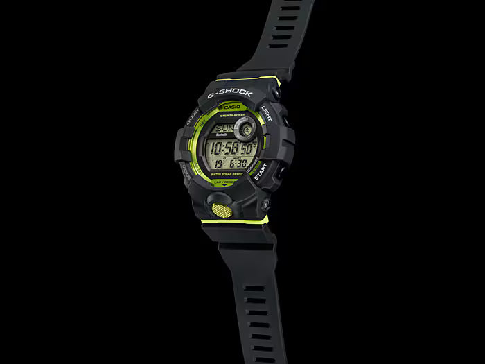 G-Shock klocka sedd från sidan, svart armband med grön accent på boetten.