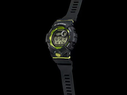 G-Shock klocka sedd från sidan, svart armband med grön accent på boetten.