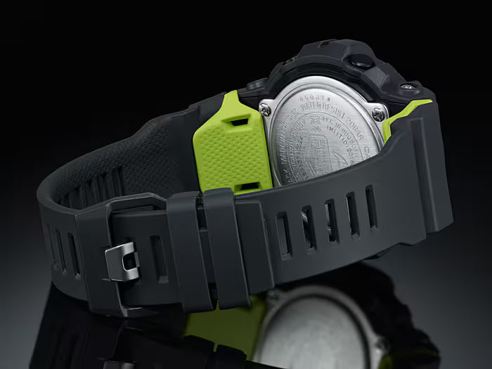 Baksidan av en G-Shock-klocka, silverfärgat boettlock med gröna sidor.