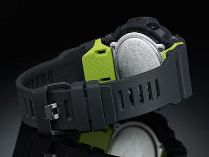 Baksidan av en G-Shock-klocka, silverfärgat boettlock med gröna sidor.