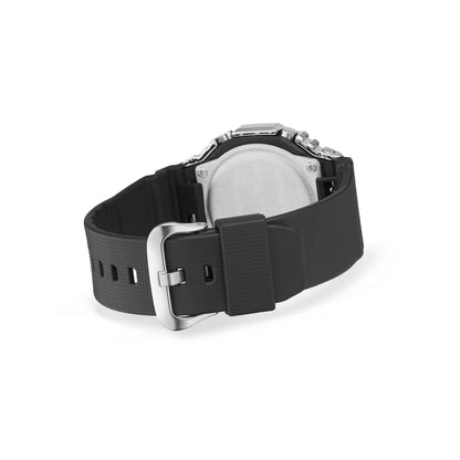 Armbandsur för herrar med svart gummiband och silverspänne; klocka i närbild.