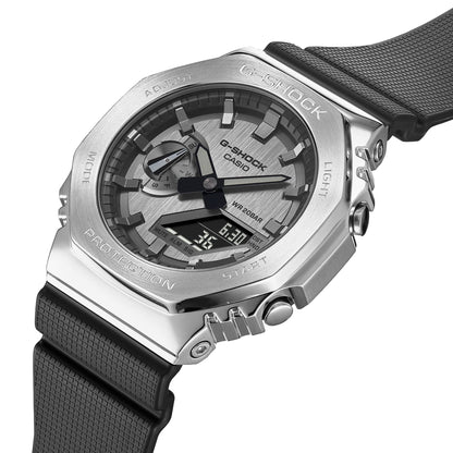 G-SHOCK GM-2100 Uhr, schrägansicht: silbernes Gehäuse, schwarzes Armband, analoge Zeiger