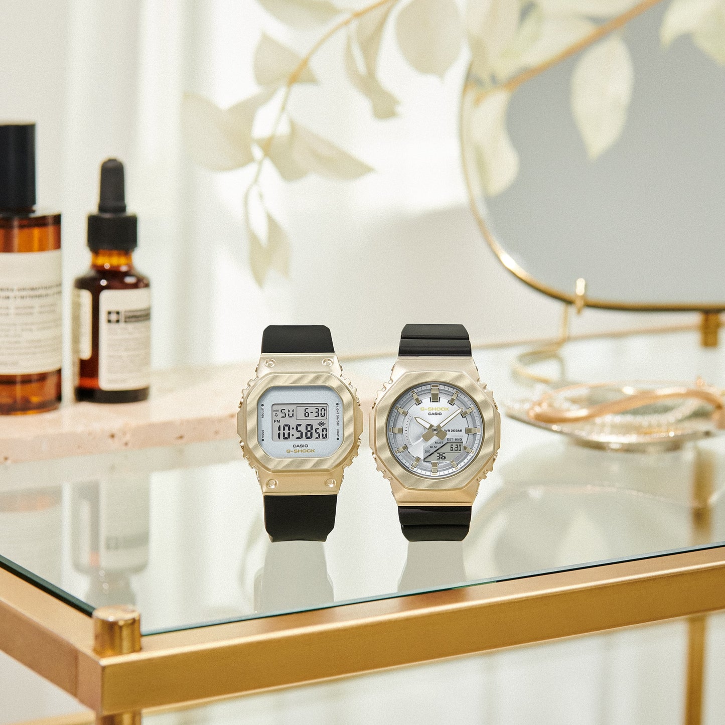 Casio G-Shock Uhrenpaar mit schwarzem Band und gelbgoldfarbener Metalllünette