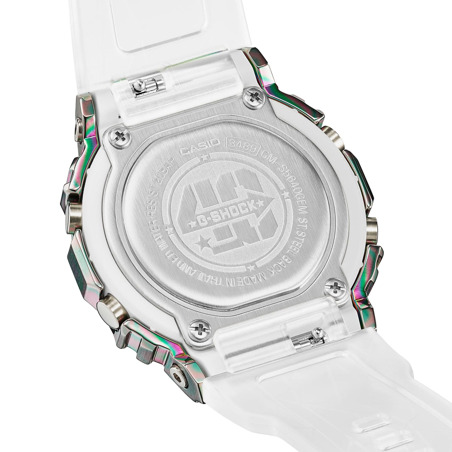 Casio G-SHOCK Uhrboden aus Metall mit Prägung, silbernes Gehäuse und Regenbogen-Verzierungen.