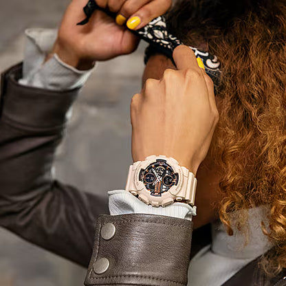 G-Shock damklocka med beige armband och mörk urtavla på handleden