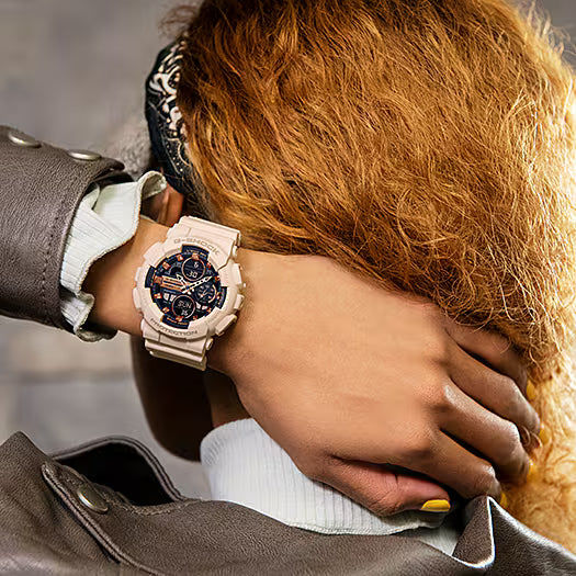 G-Shock damklocka med beige armband och mörk urtavla i sidovy