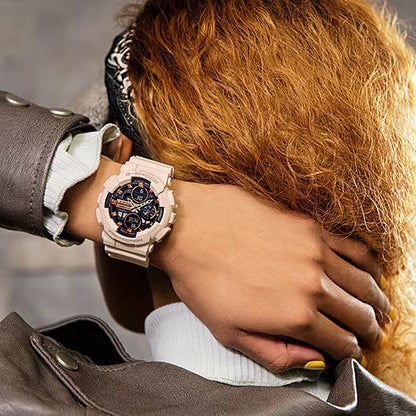 G-Shock damklocka med beige armband och mörk urtavla i sidovy
