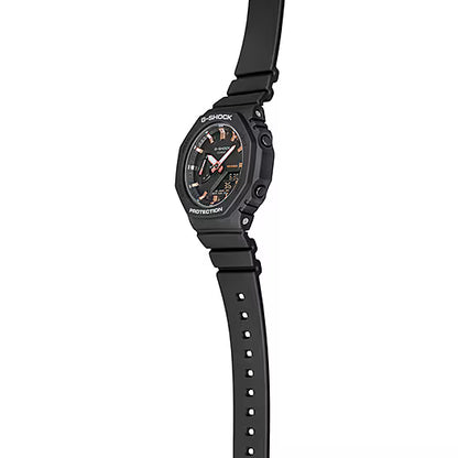 G-Shock damklocka på handleden: rund mörk urtavla med digital display i ramen