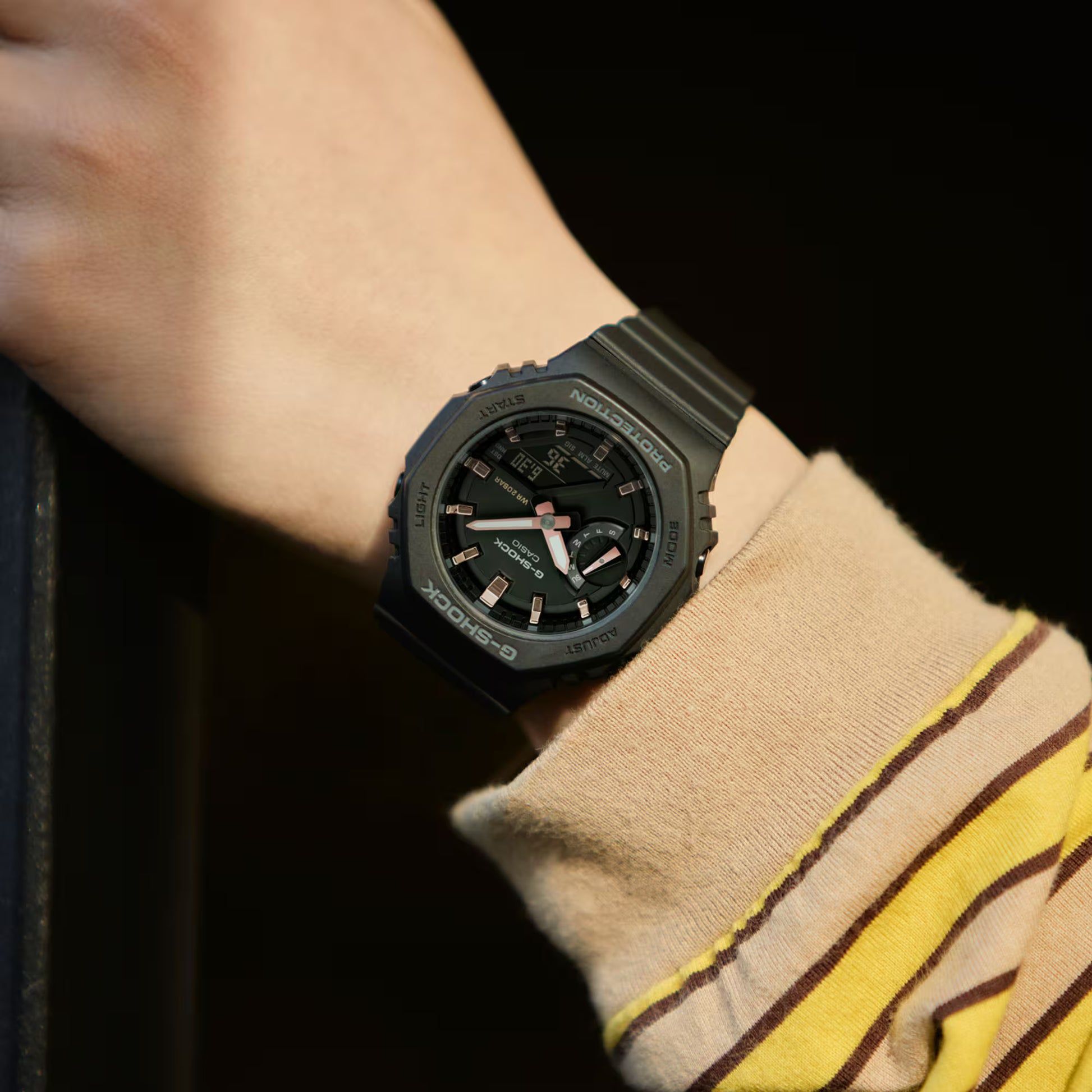G-Shock damklocka på handleden: boett i svart med mörk urtavla och lysande detaljer