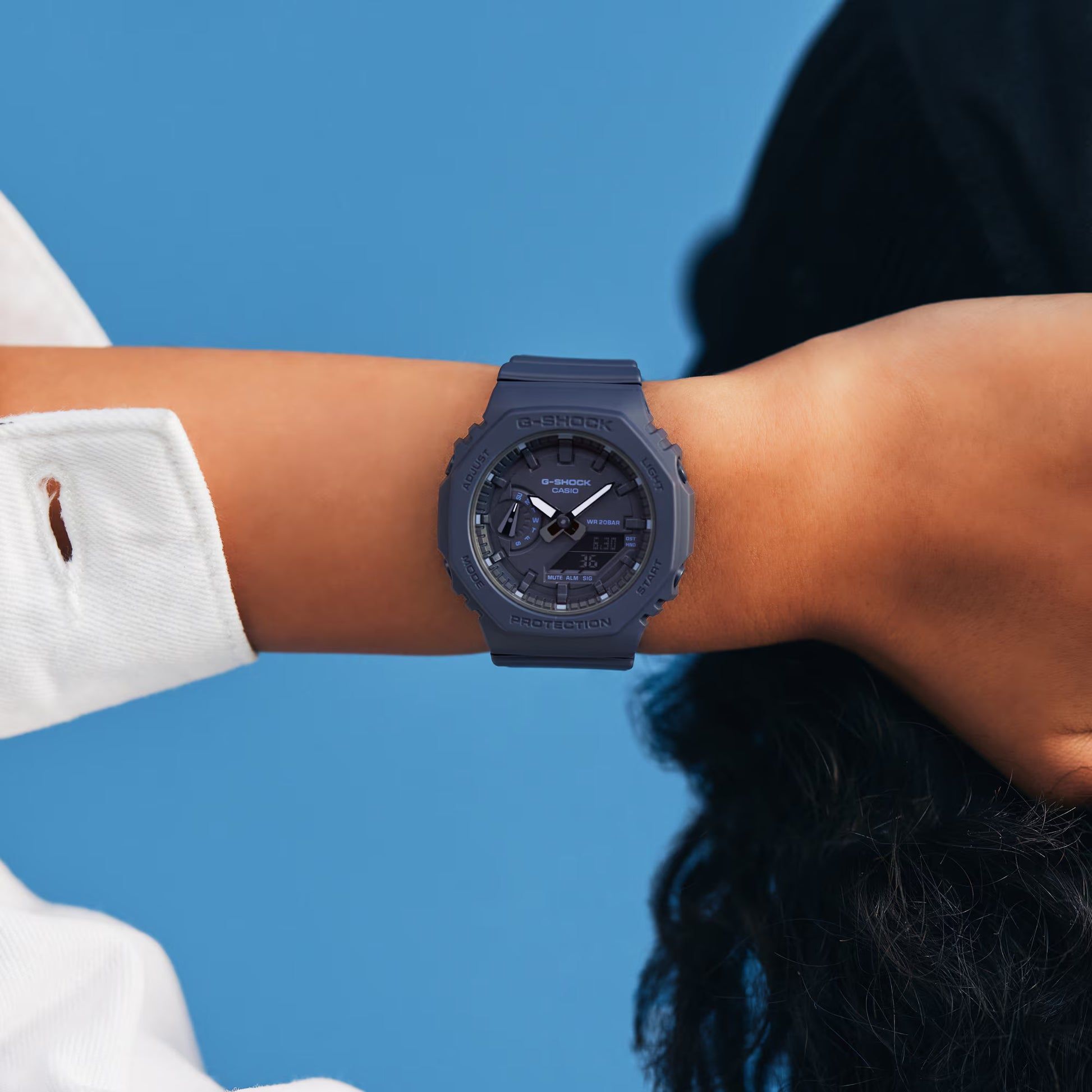 Casio G-Shock damklocka på handleden, rund mörkblå urtavla, silikonarmband