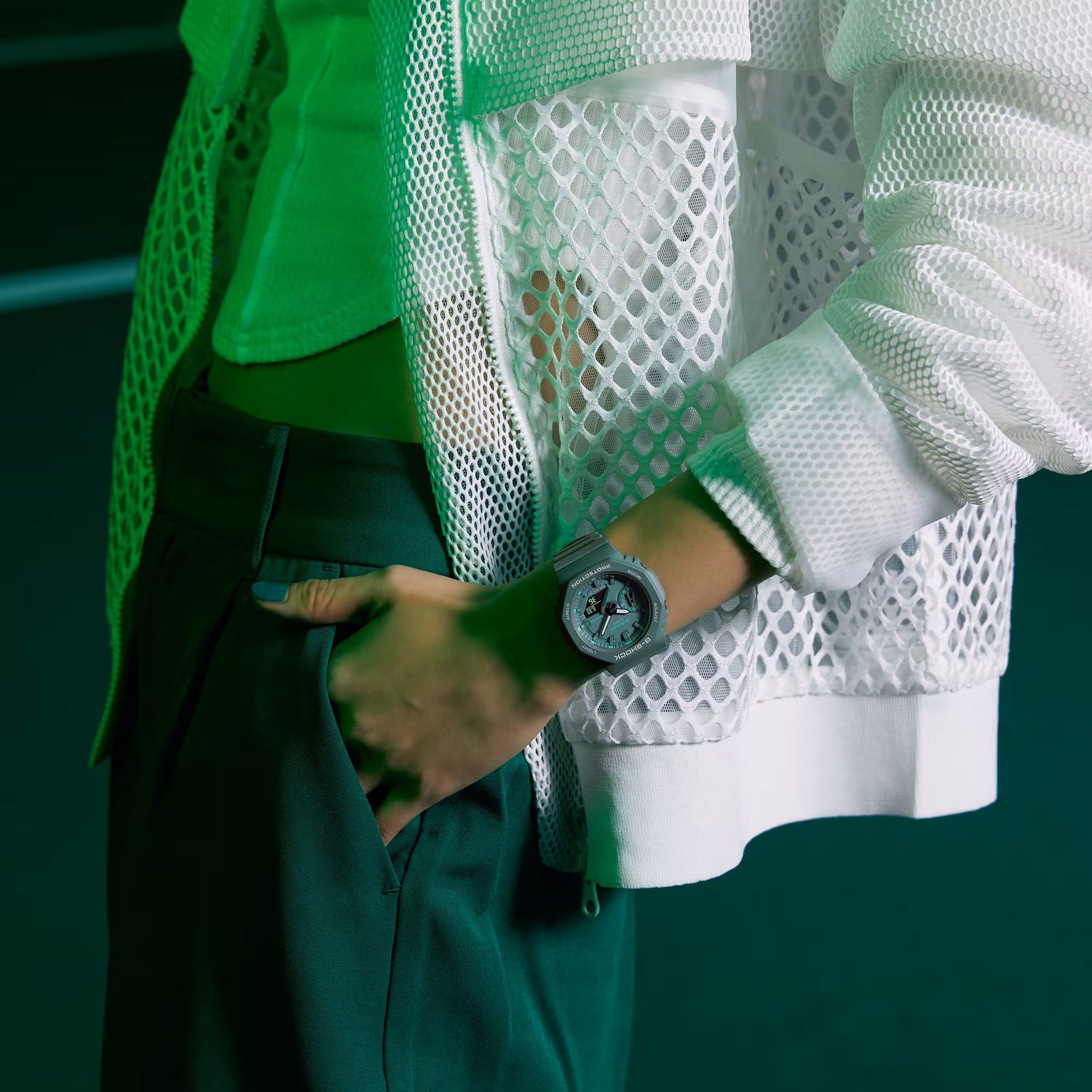 Casio G-Shock damklocka på handleden med blågrönt plastarmband