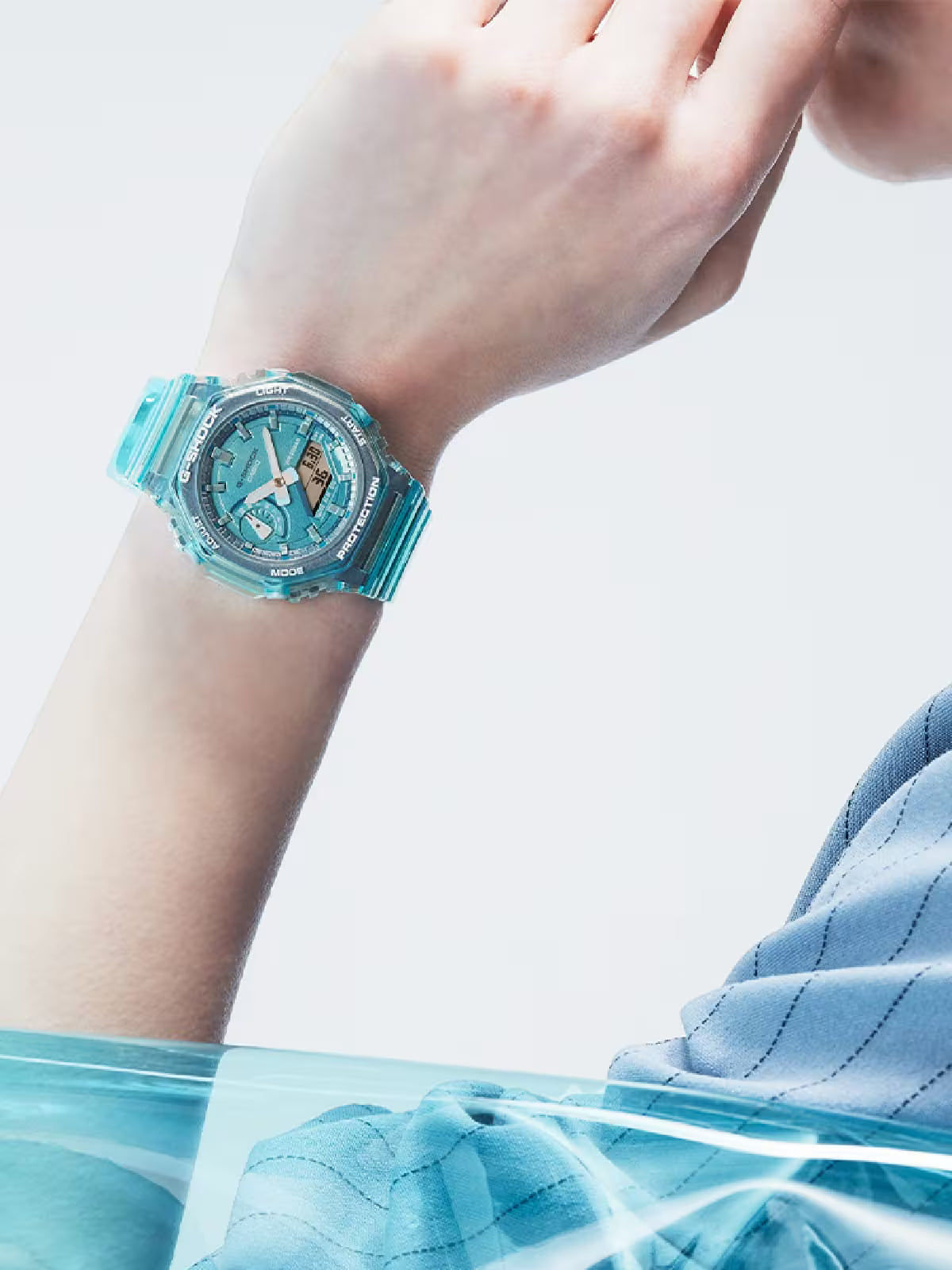 Transparent G-Shock damklocka på handleden med turkost armband