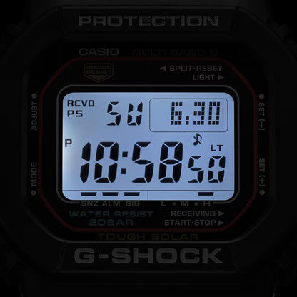 Digitalt armbandsur för herrar i närbild, med svart boett och skyddskant