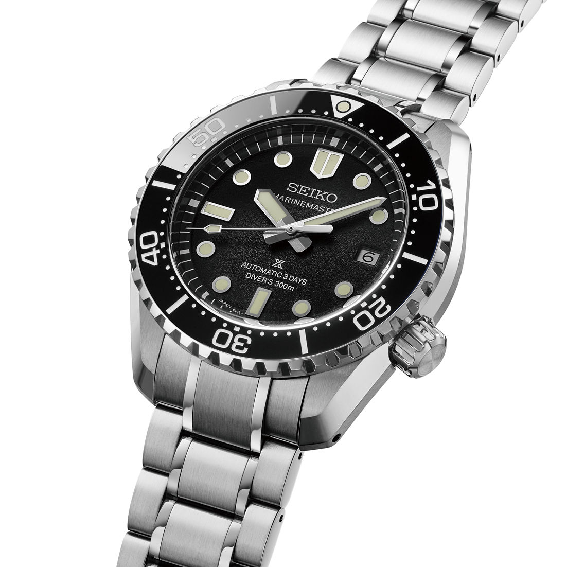 Herrenarmbanduhr im Schrägblick: schwarzes Zifferblatt, silbernes Edelstahlgehäuse, sichtbare Krone.