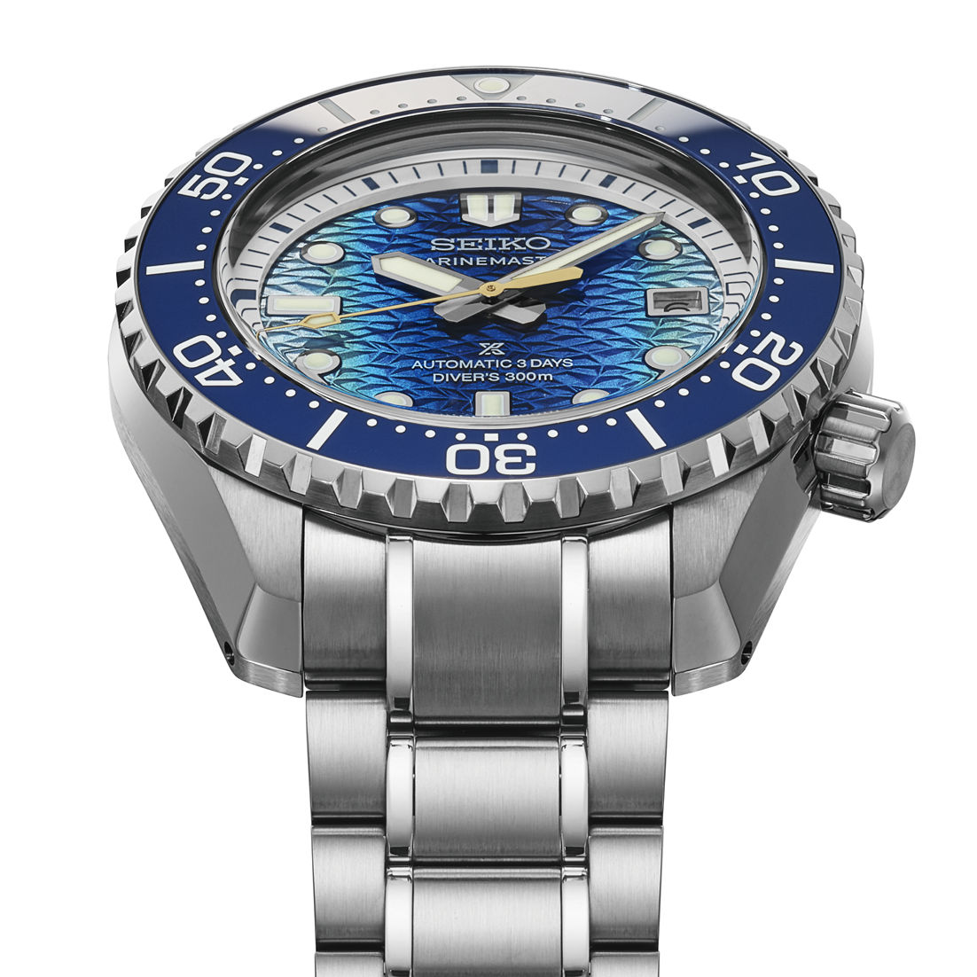 Seiko Marinemaster Herrenarmbanduhr Nahansicht: blaue Lünette und blaues Zifferblatt mit Leuchtmarkern