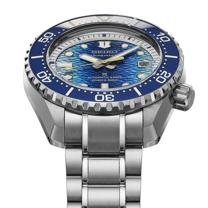 Seiko Marinemaster Herrenarmbanduhr Nahansicht: blaue Lünette und blaues Zifferblatt mit Leuchtmarkern