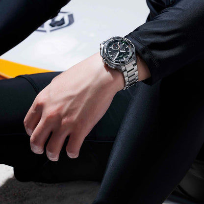 Herrenarmbanduhr Citizen PROMASTER am Handgelenk, schwarzes Zifferblatt mit grünen Akzenten