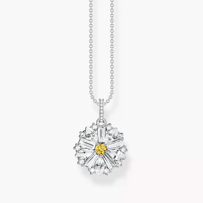"Halsband i silverfärg med blomformad berlock och gul strass"