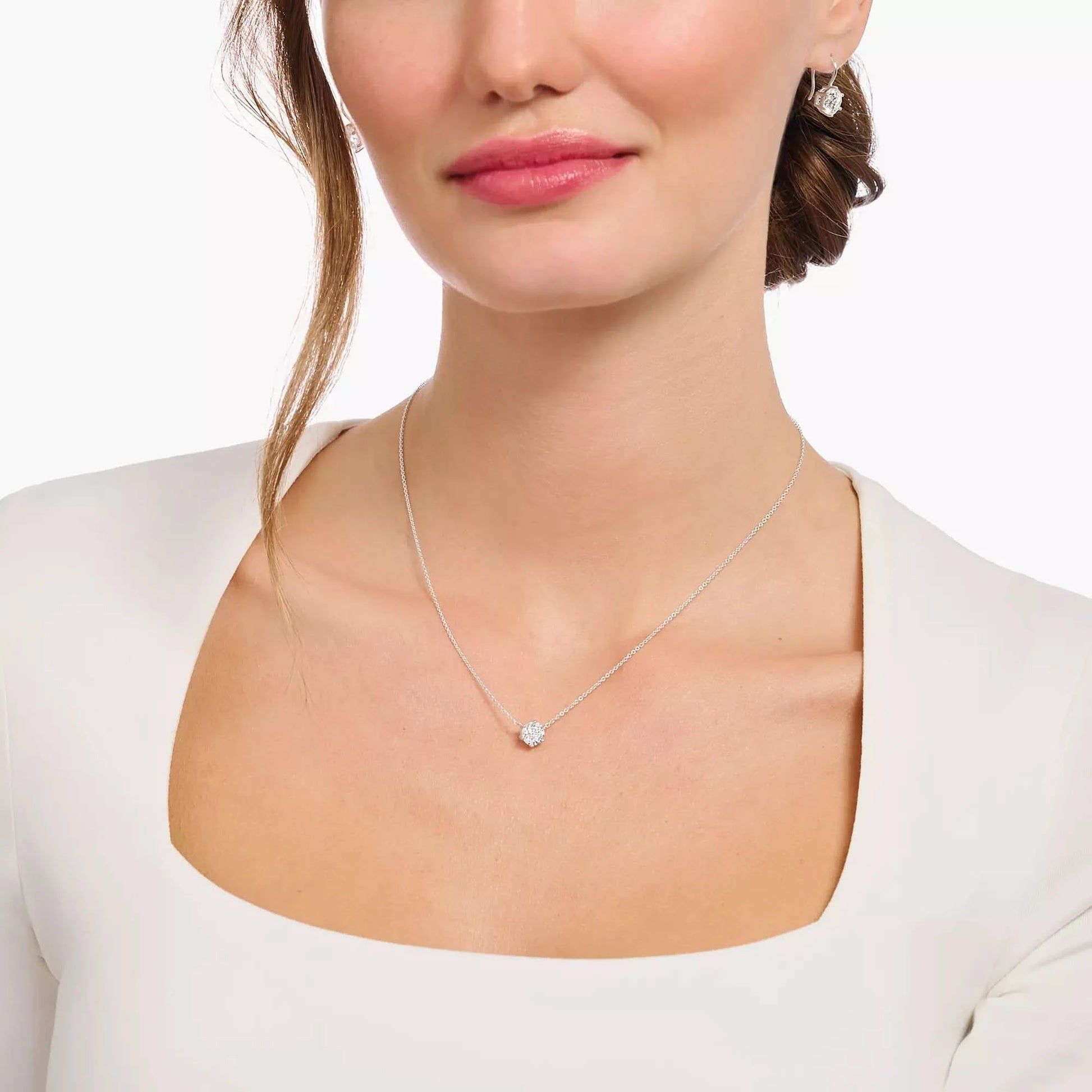 Fint silverhalsband med rund vit zirkoniapendel vid urringningen