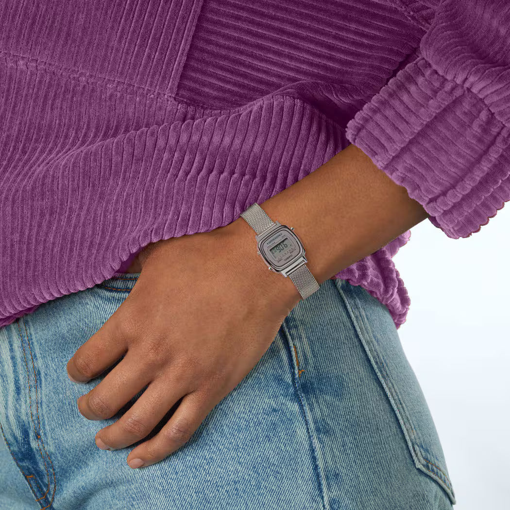 Damklocka med silverfärgat metallarmband och boett på handleden