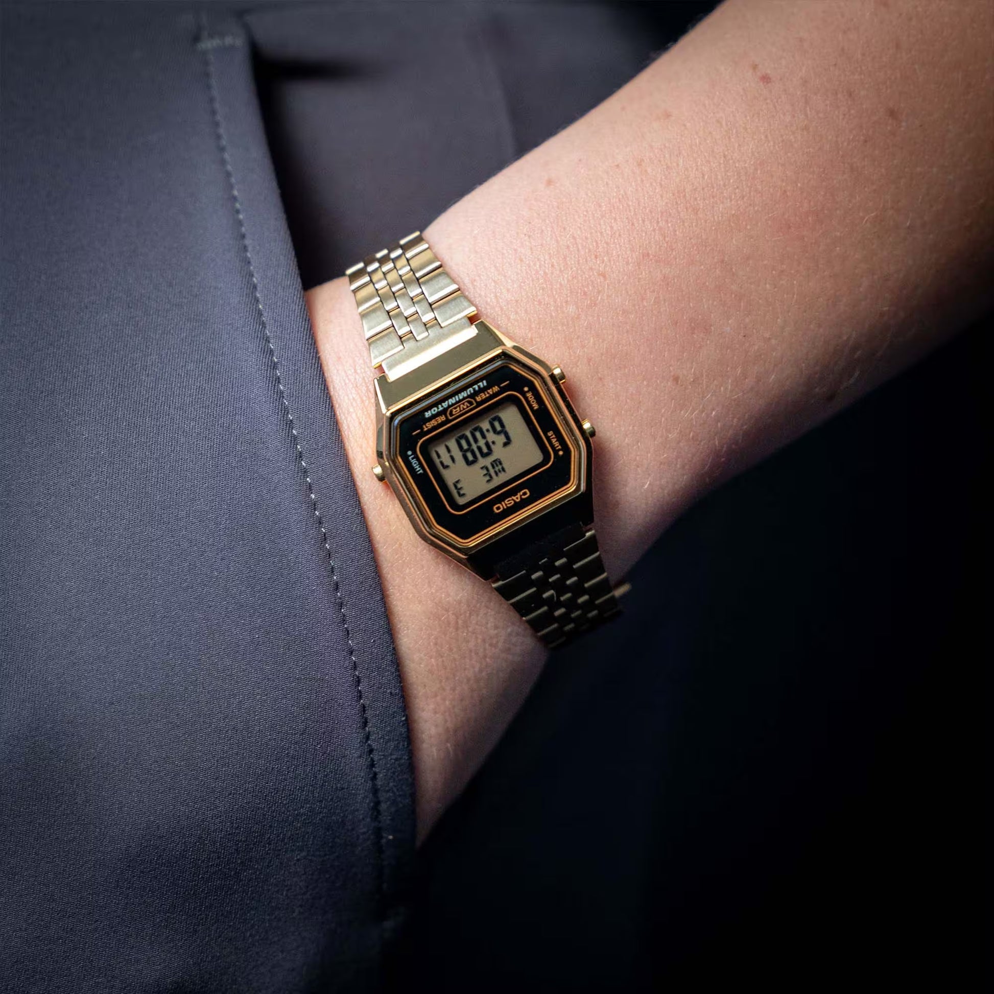 Damklocka på handleden, digital display, guldfärgad boett med metallarmband