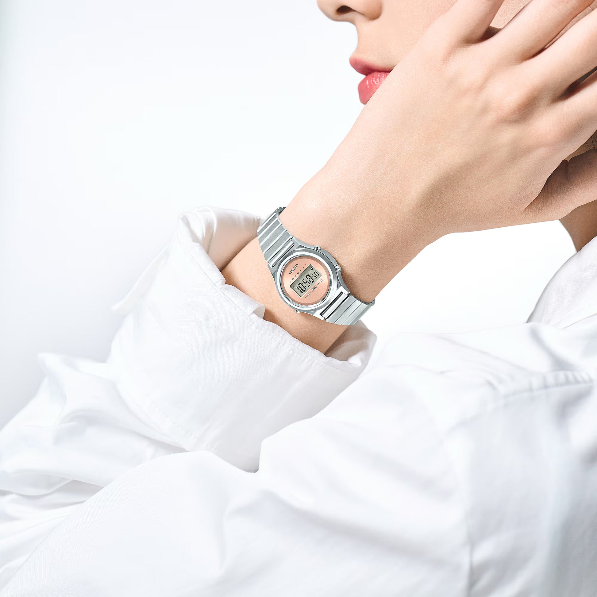 Damklocka på handleden med silverfärgat metallarmband och digital display