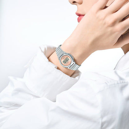 Damklocka på handleden med silverfärgat metallarmband och digital display