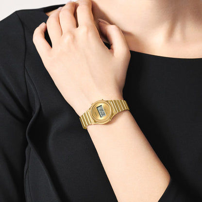 Casio damklocka med guldfärgat metallarmband och rund digital display på handleden