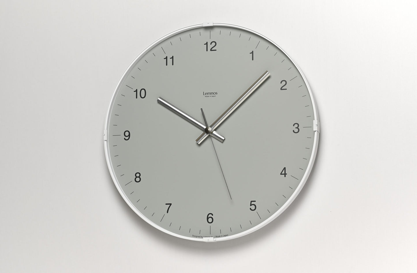 Lemnos runde Wanduhr mit grauem Zifferblatt, schmalen Indexen und silbernen Zeigern