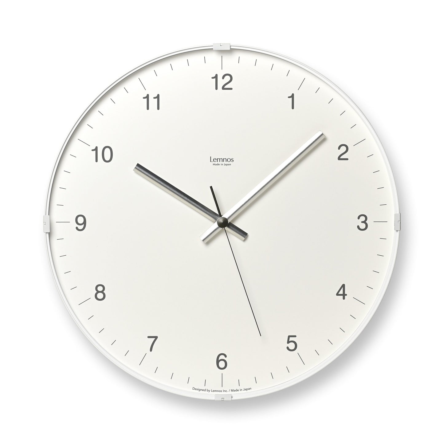 Wanduhr mit weißem Zifferblatt, schwarzen Zahlen, Metallzeigern und Sekundenzeiger