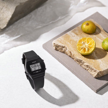 "Damklocka med rektangulärt svart hölje, digital display och svart armband"