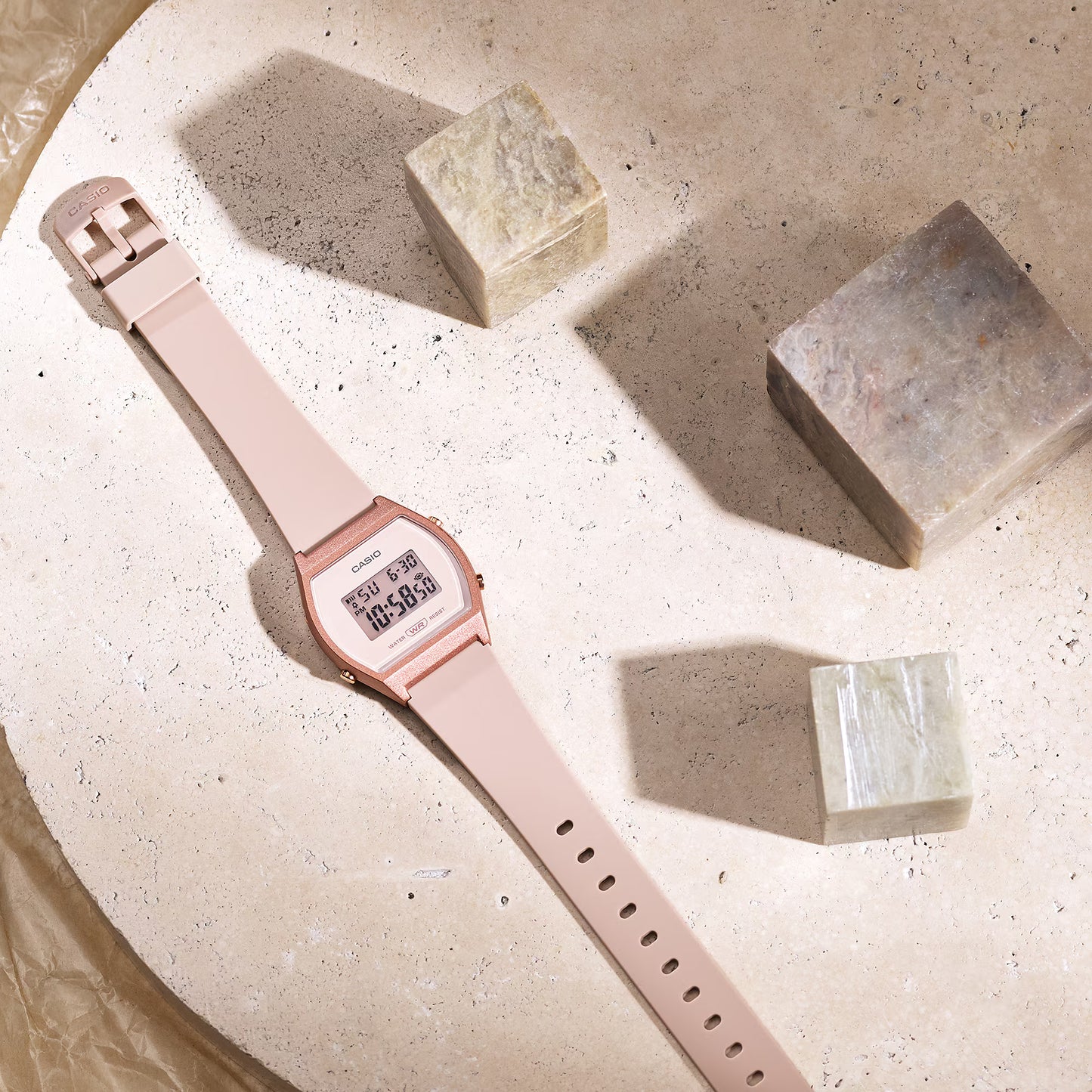Damklocka med boett i roséguld och rosa armband, digital display.