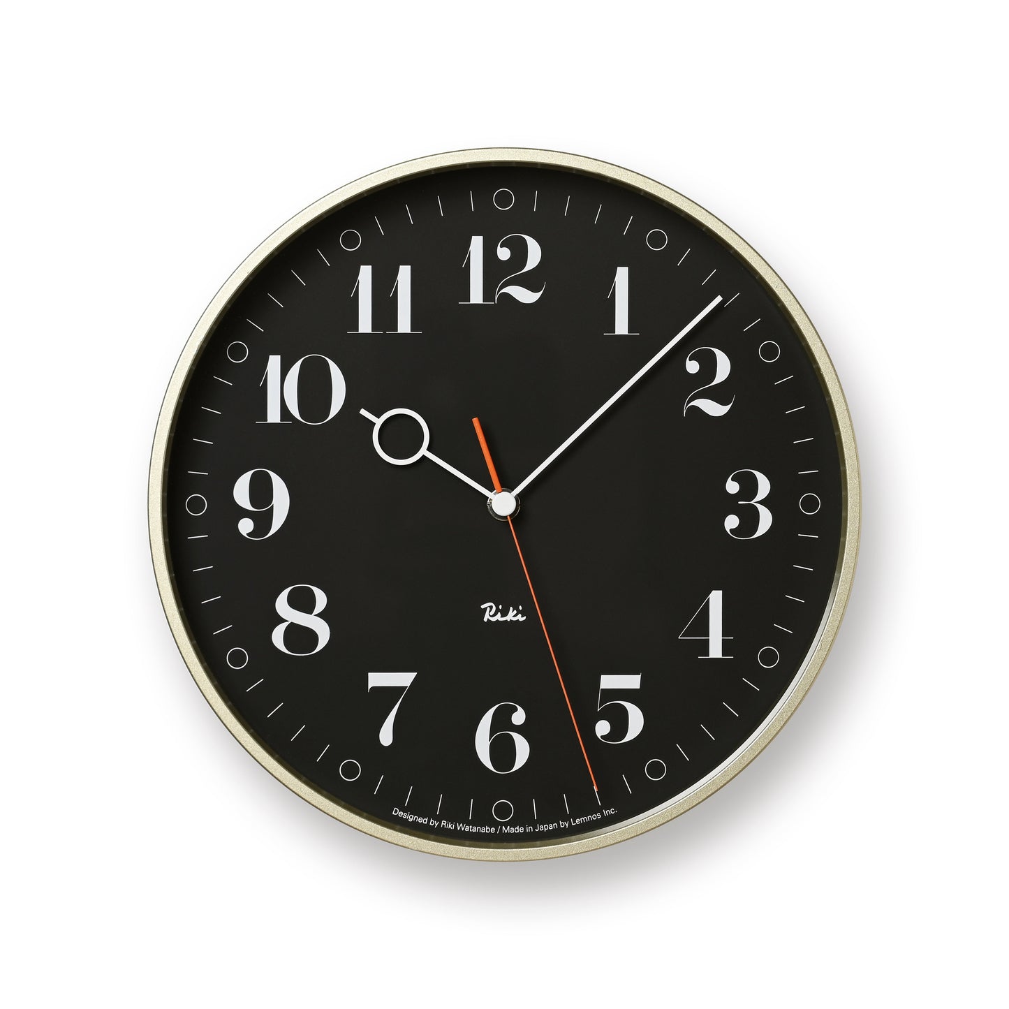 Ring-Wanduhr mit schwarzem Zifferblatt, weißen Ziffern und orangefarbenem Sekundenzeiger