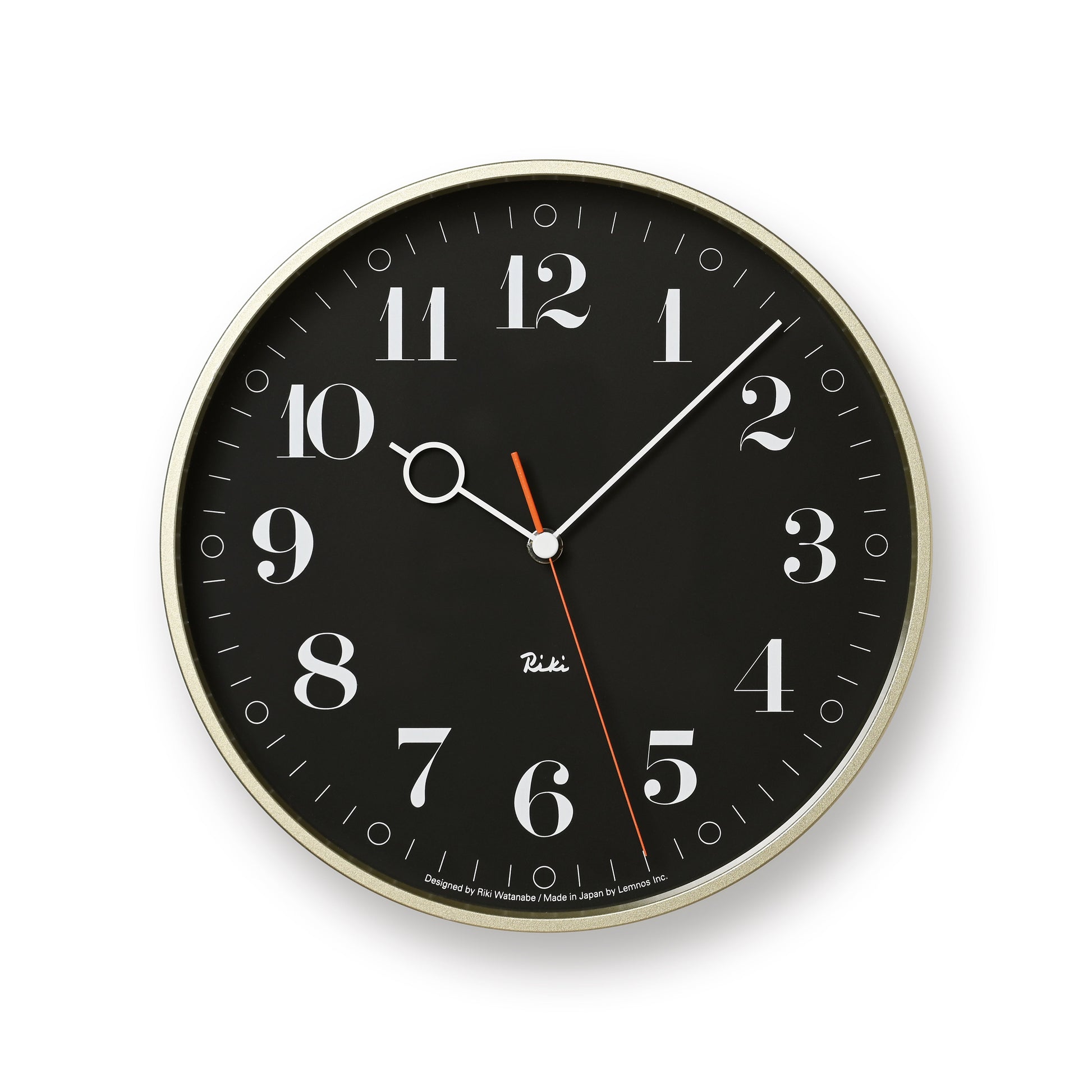 Ring-Wanduhr mit schwarzem Zifferblatt, weißen Ziffern und orangefarbenem Sekundenzeiger