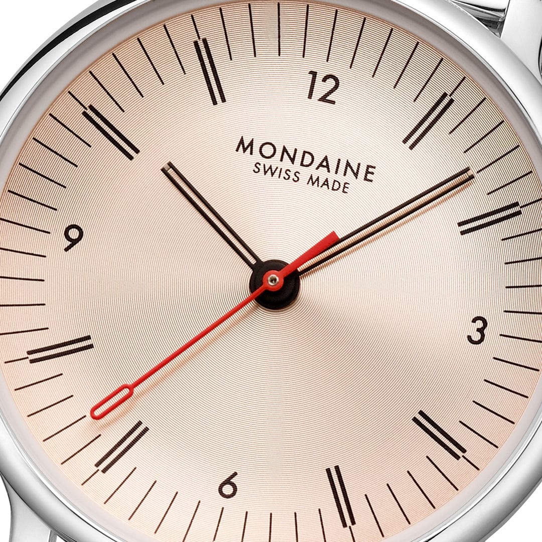 Mondaine Doppio Zifferblatt mit roten Sekundenzeiger und schwarzen Stundenmarkierungen