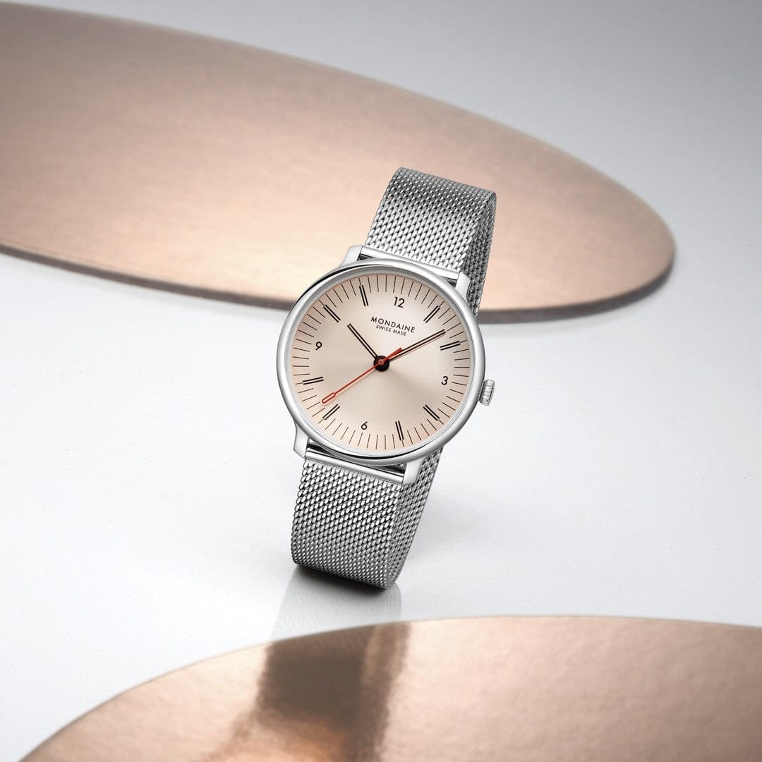 Mondaine Doppio Damenarmbanduhr mit hellem Zifferblatt und silbernem Milanaiseband