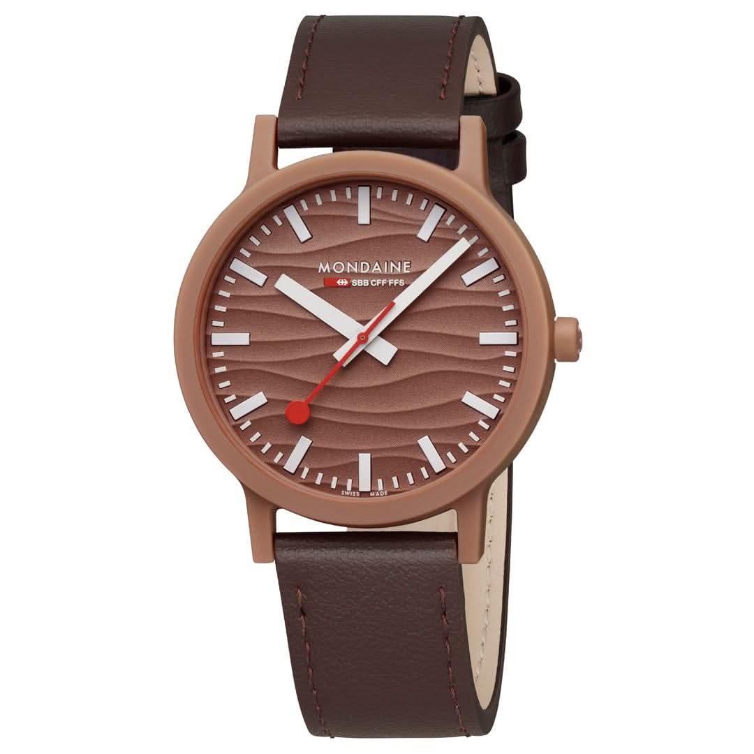 Mondaine unisexklocka med brunt läderarmband och runt boett; brun urtavla med index.