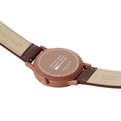 Mondaine unisexklocka med brunt läderarmband; boettens baksida med tryck.