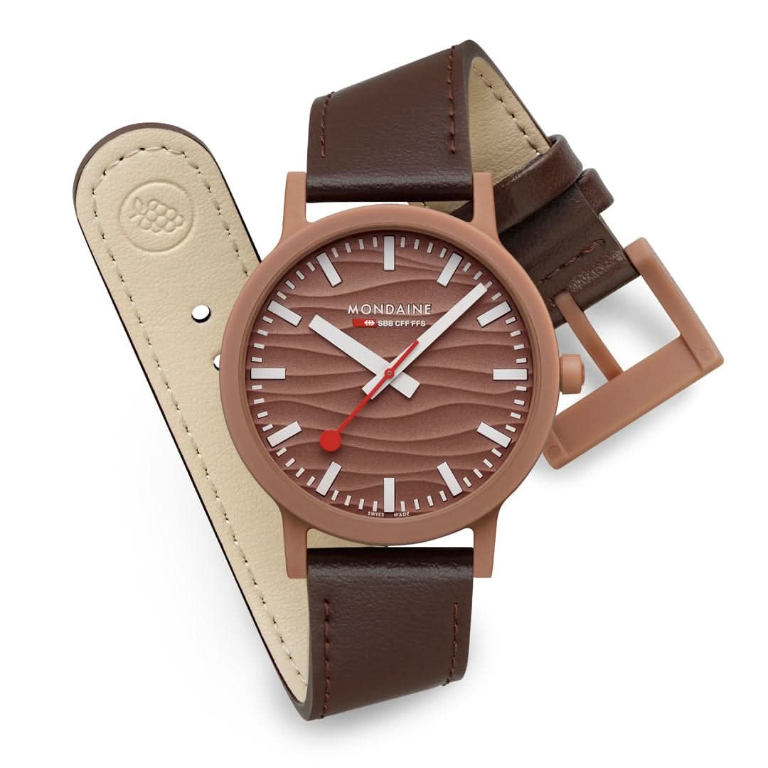 Mondaine Unisex-klocka med brunt läderband; brun urtavla, röda accenter, justerbart spänne.
