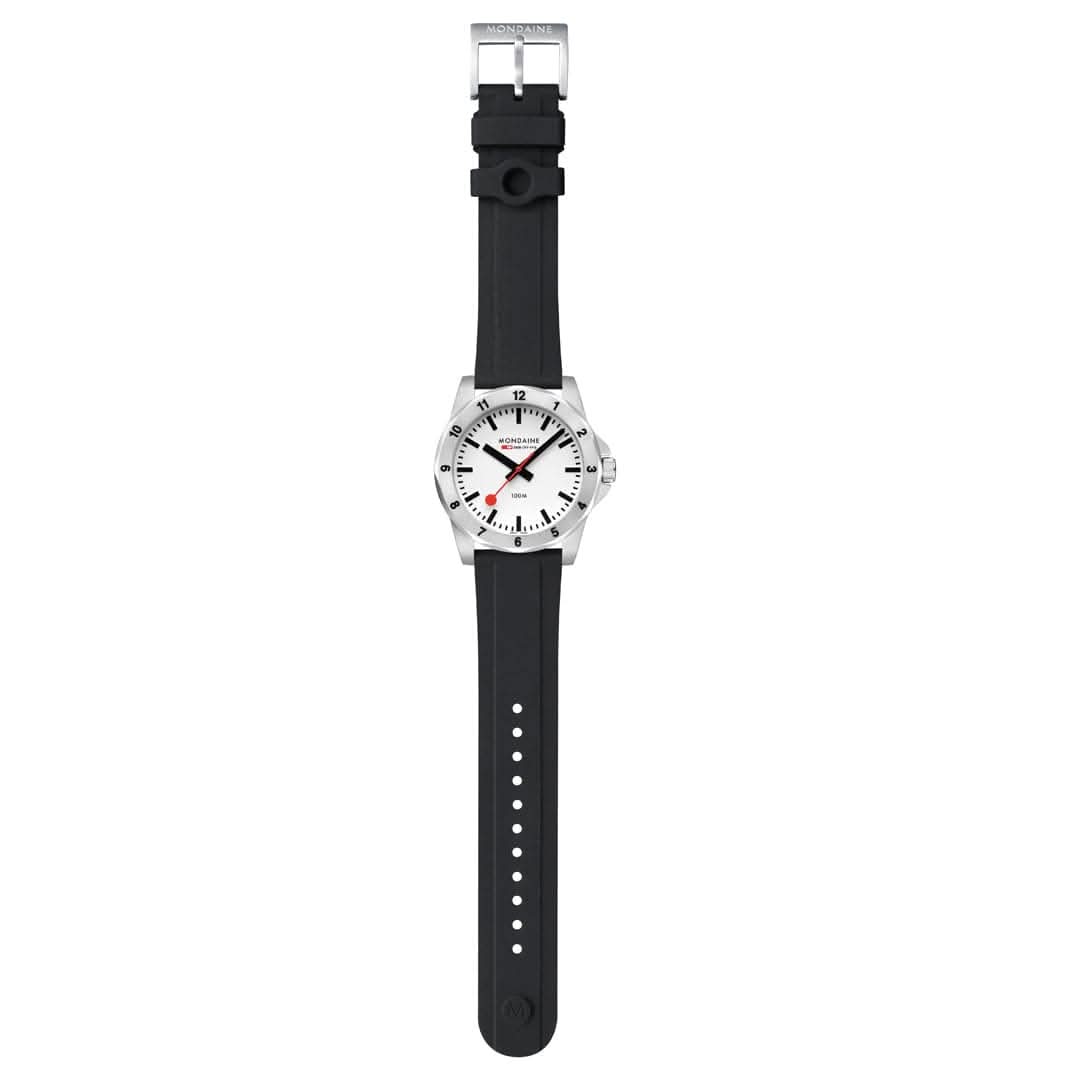 Mondaine herrklocka presenterad: runt silverfärgat hölje med svart silikonarmband