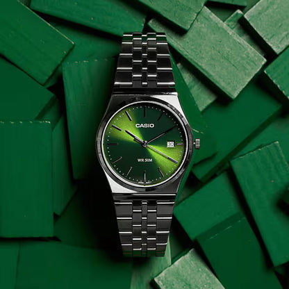 Casio-klocka med grön urtavla och metallarmband, rund, datumvisning