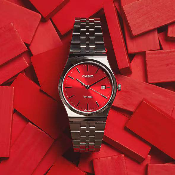 Casio armbandsur med röd sunray-urtavla och rostfritt stålarmband, boett i rund design