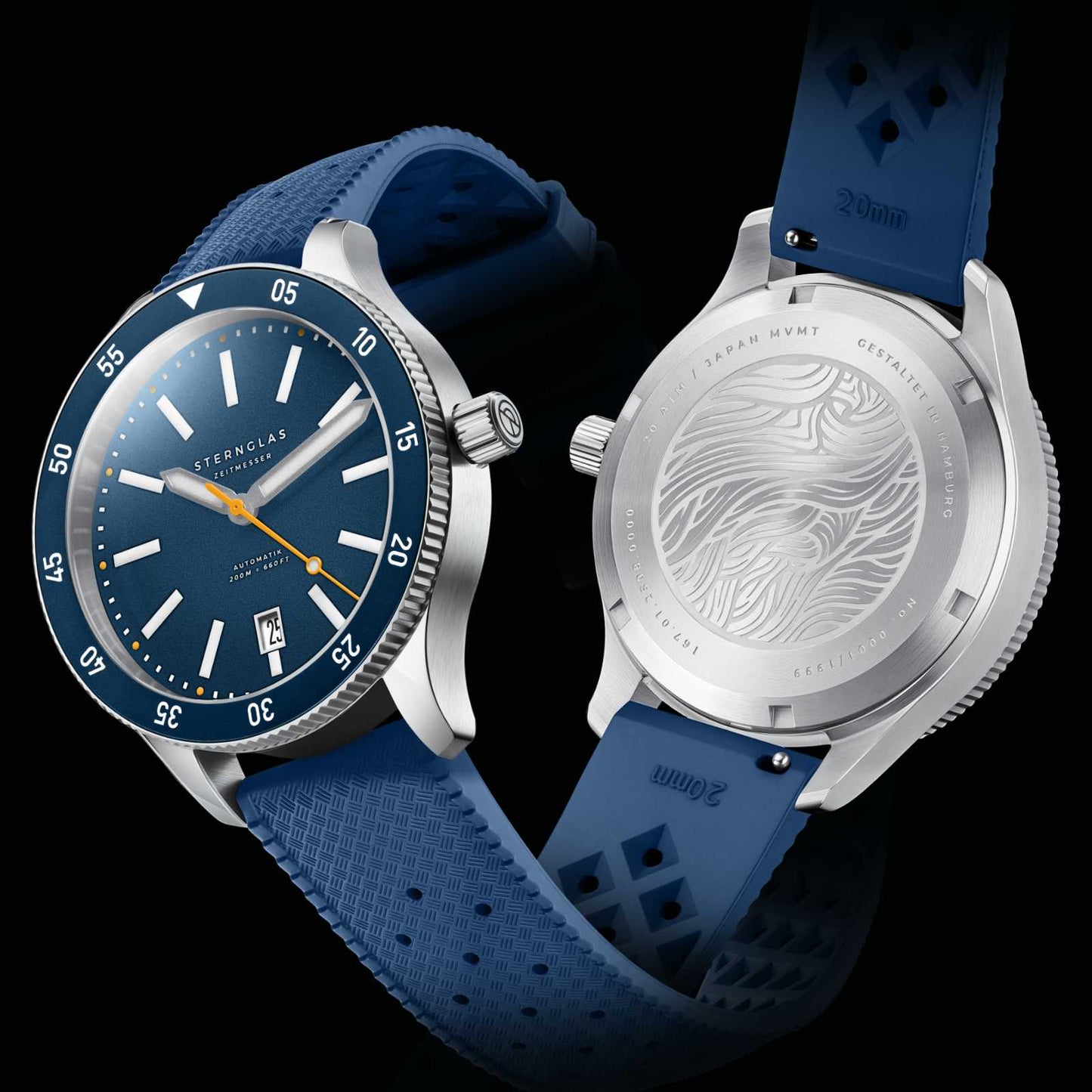 Herrklocka i par, blå urtavla fram och silverfärgad baksida bak, blått armband.