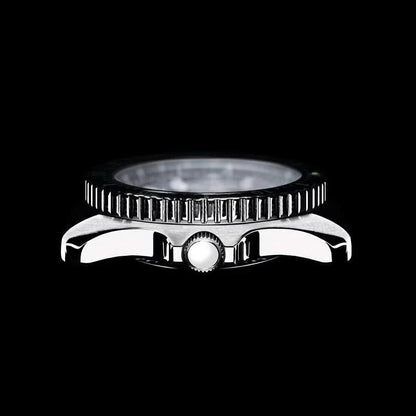 Armbandsur med räfflad infattning och krona; metallboett i sidovy