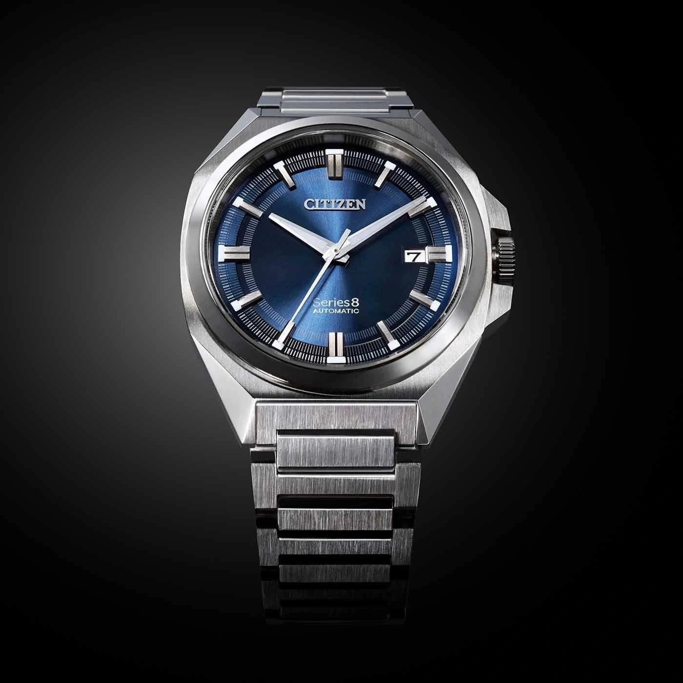 Citizen Series 8 herrur, frontvy med blå urtavla och brett armband i rostfritt stål